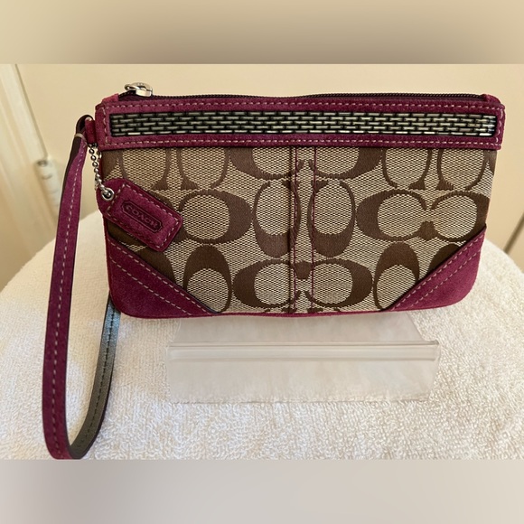 EUC Coach Women’s Wristlet - Picture 2 of 12
